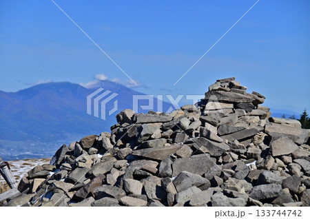 牛伏山頂の大きな積石と浅間山 牛伏山頂の大きな積石と浅間山 133744742