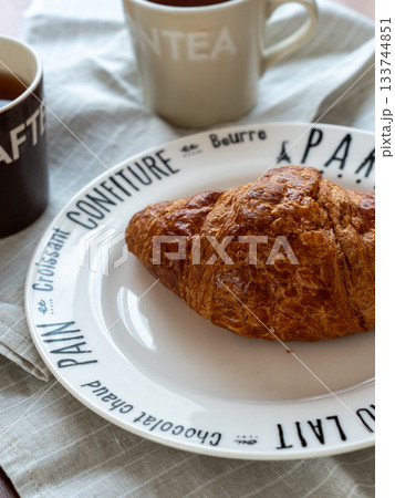 クロワッサンとコーヒー クロワッサンとコーヒー 133744851