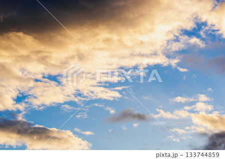 秋の空 朝焼けに染まる空と雲04 秋の空 朝焼けに染まる空と雲04 133744859