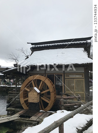 雪降る忍野八海の水車の風景 133744934