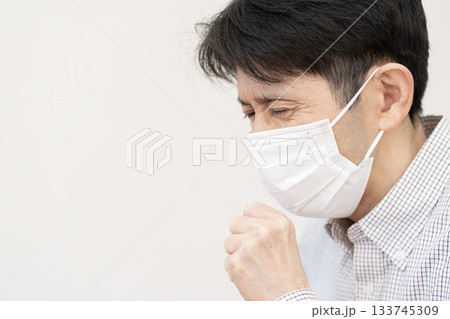 咳をするミドル男性　インフルエンザ 133745309