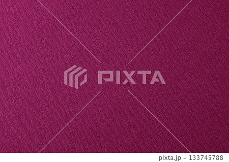 鮮やかな赤紫（マゼンタ）の和紙テクスチャ 133745788
