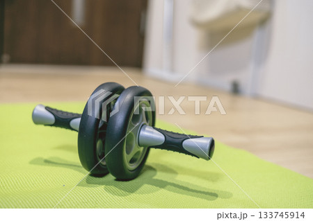自宅トレーニング用の腹筋ローラーとマット 133745914