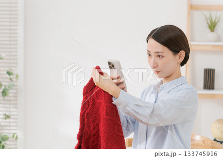 不用品を販売しようとする女性 133745916