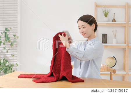 不用品を販売しようとする女性 133745917