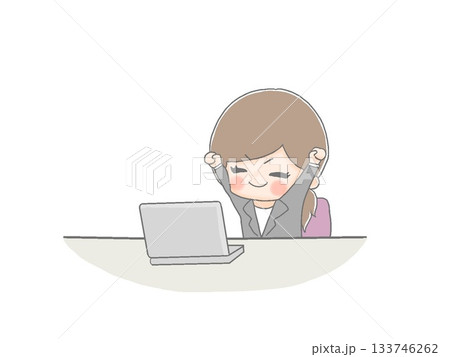 パソコンの前で伸びをする女性会社員 133746262