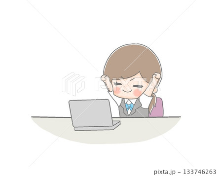パソコンの前で伸びをする女性会社員 パソコンの前で伸びをする女性会社員 133746263