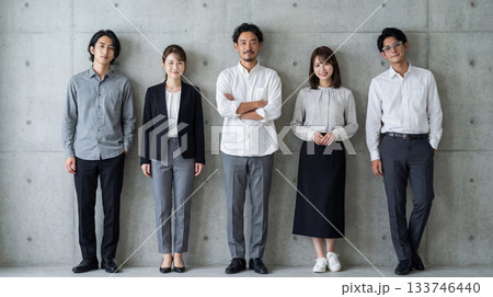 並んで立っている男女のビジネスチーム 133746440