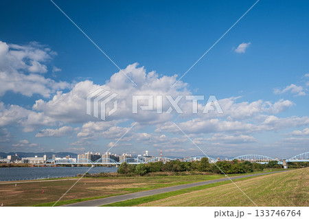 淀川河川公園毛馬地区 堤防上からの景観 大阪市 淀川河川公園毛馬地区 堤防上からの景観 大阪市 133746764