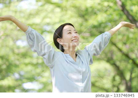屋外で深呼吸する40代女性 133746945