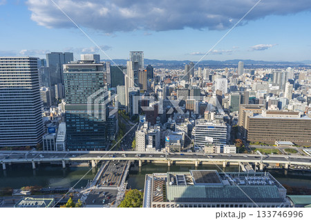 大阪　淀屋橋の高層ビルから望む中之島周辺の都市風景 133746996