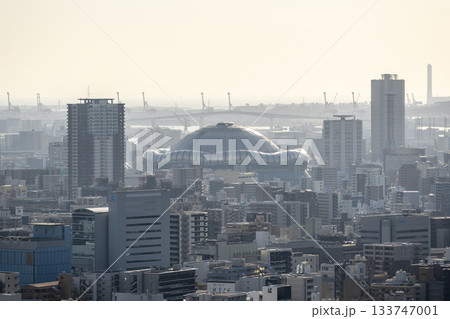 大阪 淀屋橋の高層ビルから望む京セラドーム周辺の都市風景 大阪 淀屋橋の高層ビルから望む京セラドーム周辺の都市風景 133747001
