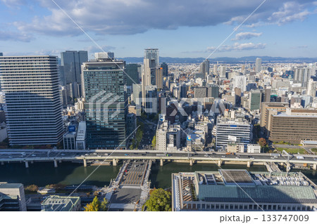 大阪　淀屋橋の高層ビルから望む中之島周辺の都市風景 133747009