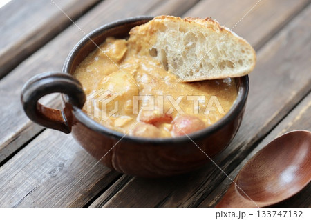 家で作った豆乳トマトカレーと全粒粉パン 家で作った豆乳トマトカレーと全粒粉パン 133747132