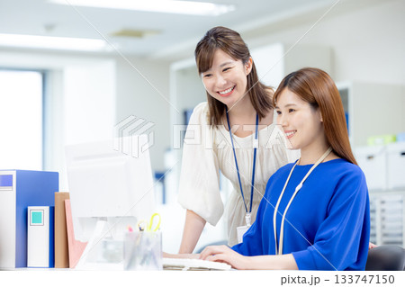 ビジネス　仕事をしている女性 133747150