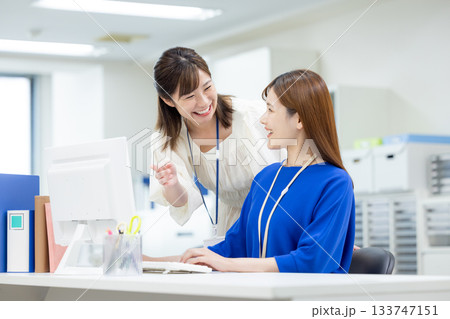 ビジネス 仕事をしている女性 ビジネス 仕事をしている女性 133747151