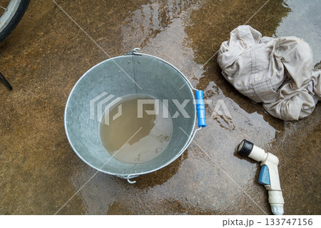 田植えで汚れた作業着を手洗い 133747156