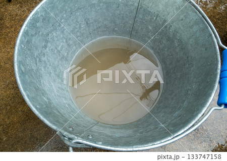 泥水が入ったバケツ 133747158