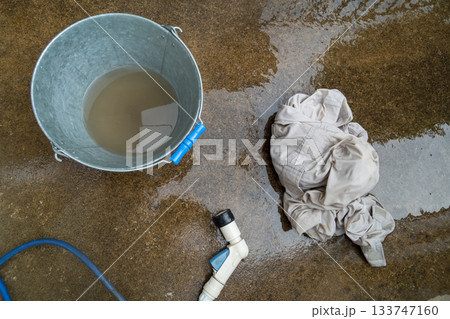 田植えで汚れた作業着を手洗い 133747160