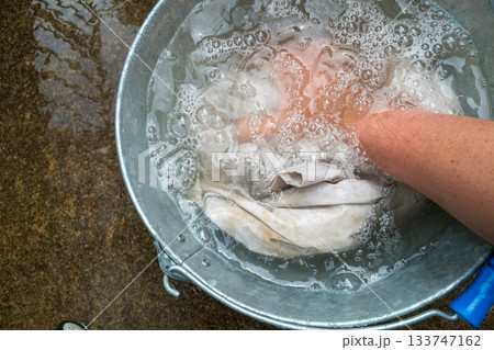 作業着を手洗い 133747162