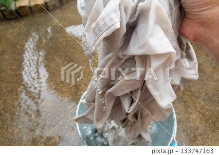 作業着を手洗い 作業着を手洗い 133747163