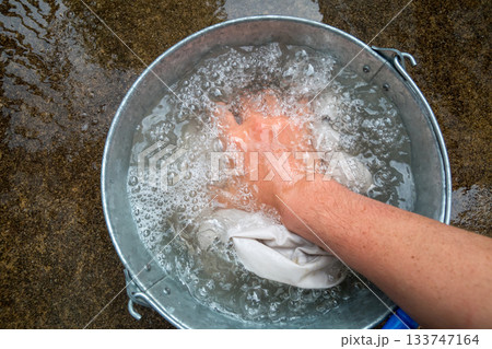 作業着を手洗い 133747164