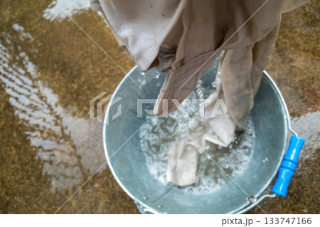 田植えで汚れた作業着を手洗い 133747166