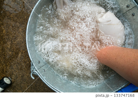 作業着を手洗い 133747168