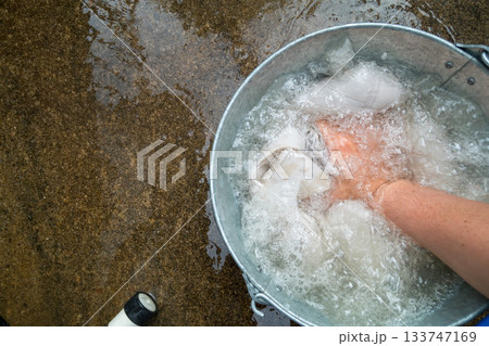作業着を手洗い 133747169