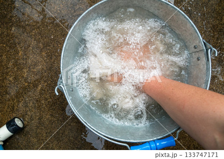 作業着を手洗い 133747171