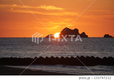 海に沈む夕日 133747212