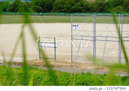 グラウンドにある野球場 グラウンドにある野球場 133747564