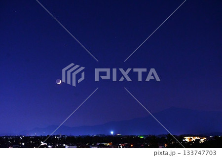 西空で地球照の三日月 133747703