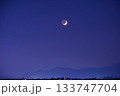 西空で地球照の三日月 133747704