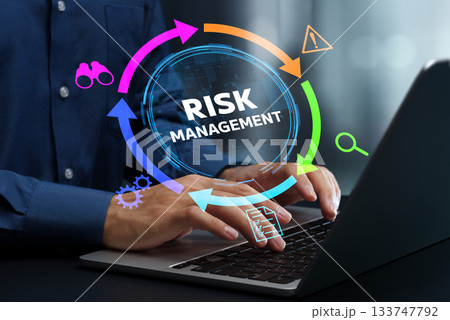 リスクマネジメントのフレームワーク。リスク評価プロセスとフィードバックサイクル。ノートパソコンを使用 リスクマネジメントのフレームワーク。リスク評価プロセスとフィードバックサイクル。ノートパソコンを使用 133747792