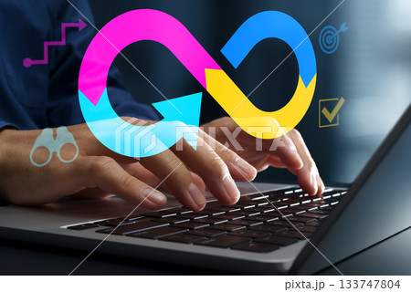 継続的改善サイクルと反復プロセス。フィードバックループの図。ビジネスプロセスを評価・修正するためにノ 継続的改善サイクルと反復プロセス。フィードバックループの図。ビジネスプロセスを評価・修正するためにノ 133747804