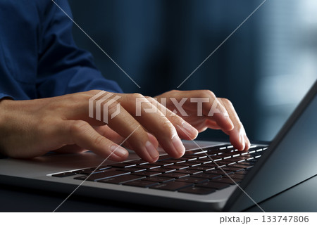 オフィスのデスクでノートパソコンを使うビジネスパーソン。手とキーボードのクローズアップ。ビジネスでの オフィスのデスクでノートパソコンを使うビジネスパーソン。手とキーボードのクローズアップ。ビジネスでの 133747806