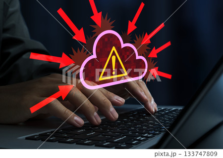 クラウドサーバーへのサイバー攻撃。DDoS攻撃とクラウドサービスの停止。ノートパソコンを使うハッカー クラウドサーバーへのサイバー攻撃。DDoS攻撃とクラウドサービスの停止。ノートパソコンを使うハッカー 133747809
