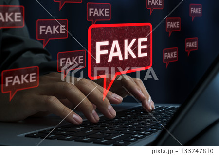 ソーシャルメディア上のフェイクニュースと誤情報。クリックベイトコンテンツと悪意ある偽情報。ノートパソ ソーシャルメディア上のフェイクニュースと誤情報。クリックベイトコンテンツと悪意ある偽情報。ノートパソ 133747810