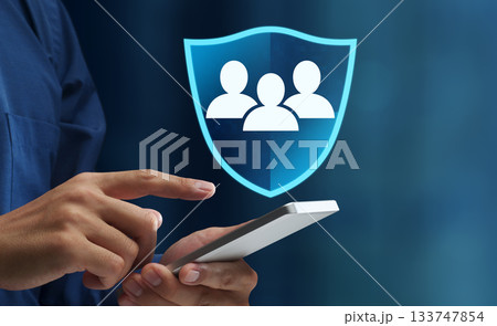 消費者とユーザーの個人データの保護。情報保護システム。スマートフォンを使用する男性。 133747854
