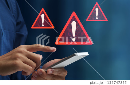 スマートフォンに表示されたセキュリティシステムの警告アラート。セキュリティ脅威と高リスクの検出。エラ 133747855