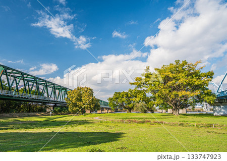 淀川河川公園長柄地区を通る阪急千里線の鉄橋 大阪市 淀川河川公園長柄地区を通る阪急千里線の鉄橋 大阪市 133747923