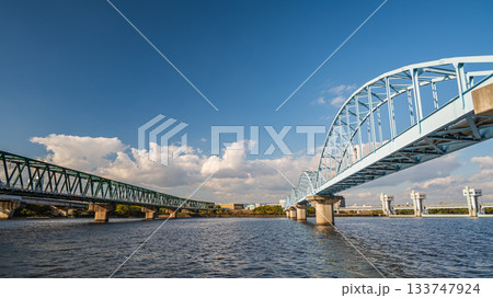 淀川に架かる水管橋と阪急千里線の鉄橋　大阪市 133747924