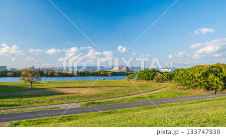 淀川左岸の堤防上からの河川公園の景観　大阪市 133747930