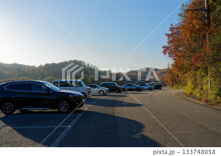 紅葉の時期の道路沿いの駐車場 紅葉の時期の道路沿いの駐車場 133748058