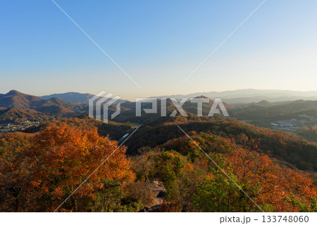 紅葉した里山の風景 紅葉した里山の風景 133748060