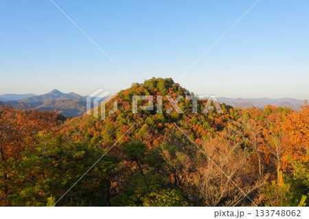 紅葉した里山 133748062