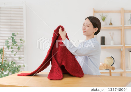 セーターを畳む女性の手元 セーターを畳む女性の手元 133748094