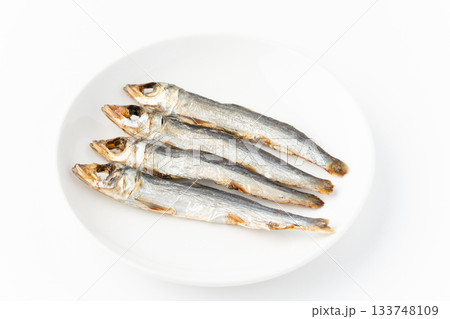 白背景にお皿に載せた焼きうるめ(丸干し) 白背景にお皿に載せた焼きうるめ(丸干し) 133748109