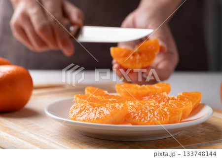 Fresh cut of Mandarin orange fruit preparing on plate ready to eating 133748144